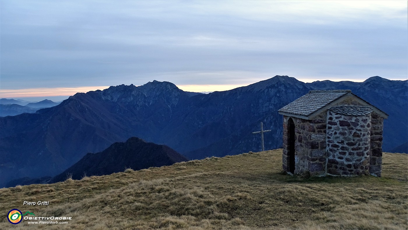 99 Alla cappelletta e croce dei Piani dell'Avaro.JPG